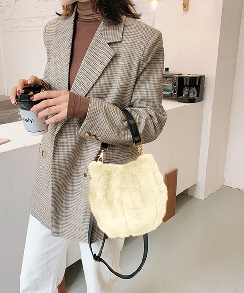 Jewelobe（ジュエローブ）の「【2ストラップ】フェイクファーラウンドバッグ（ハンドバッグ・レディース・ライトグレー/ブラック/ブラウン系その他/オフホワイト/チャコールグレー・FREE）」の8枚目の写真