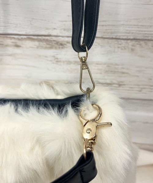Jewelobe（ジュエローブ）の「【2ストラップ】フェイクファーラウンドバッグ（ハンドバッグ・レディース・ライトグレー/ブラック/ブラウン系その他/オフホワイト/チャコールグレー・FREE）」の9枚目の写真