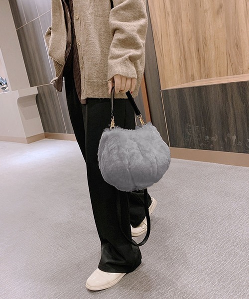 Jewelobe（ジュエローブ）の「【2ストラップ】フェイクファーラウンドバッグ（ハンドバッグ・レディース・ライトグレー/ブラック/ブラウン系その他/オフホワイト/チャコールグレー・FREE）」の11枚目の写真