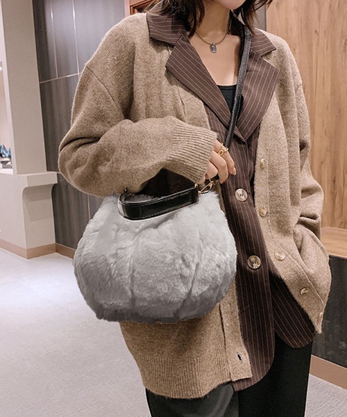 Jewelobe（ジュエローブ）の「【2ストラップ】フェイクファーラウンドバッグ（ハンドバッグ・レディース・ライトグレー/ブラック/ブラウン系その他/オフホワイト/チャコールグレー・FREE）」の12枚目の写真