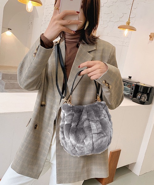 Jewelobe（ジュエローブ）の「【2ストラップ】フェイクファーラウンドバッグ（ハンドバッグ・レディース・ライトグレー/ブラック/ブラウン系その他/オフホワイト/チャコールグレー・FREE）」の14枚目の写真