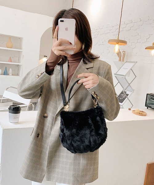Jewelobe（ジュエローブ）の「【2ストラップ】フェイクファーラウンドバッグ（ハンドバッグ・レディース・ライトグレー/ブラック/ブラウン系その他/オフホワイト/チャコールグレー・FREE）」の22枚目の写真