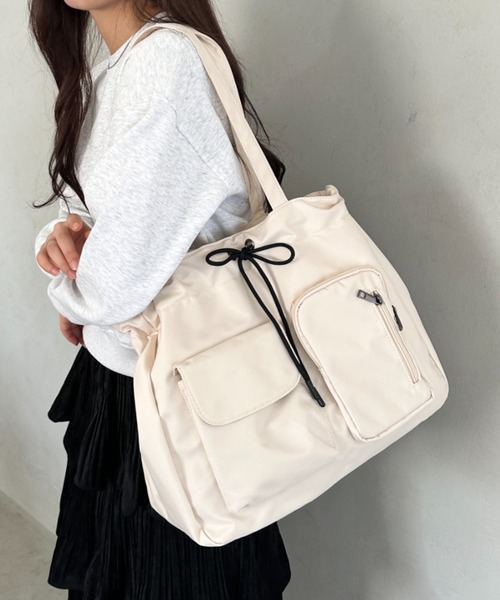 wears（ウェアーズ）の「10色展開【A4収納可／詳細動画付き】大容量 軽量 多収納トートバッグ ナイロン巾着バッグ（トートバッグ・レディース・ブラック/アイボリー/カーキ/ネイビー/チャコールグレー/ホワイト系その他/ライトブルー/ベージュ/イエロー/ピンク・FREE）」の2枚目の写真