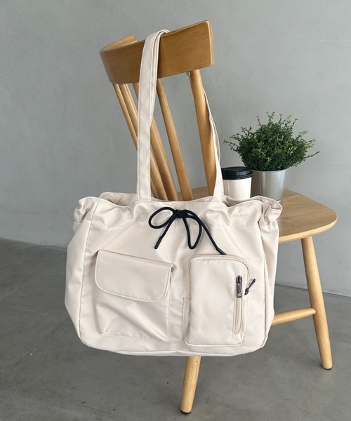 wears（ウェアーズ）の「10色展開【A4収納可／詳細動画付き】大容量 軽量 多収納トートバッグ ナイロン巾着バッグ（トートバッグ・レディース・ブラック/アイボリー/カーキ/ネイビー/チャコールグレー/ホワイト系その他/ライトブルー/ベージュ/イエロー/ピンク・FREE）」の12枚目の写真