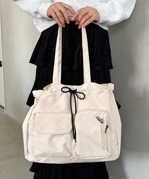 wears（ウェアーズ）の「10色展開【A4収納可／詳細動画付き】大容量 軽量 多収納トートバッグ ナイロン巾着バッグ（トートバッグ・レディース・ブラック/アイボリー/カーキ/ネイビー/チャコールグレー/ホワイト系その他/ライトブルー/ベージュ/イエロー/ピンク・FREE）」の20枚目の写真