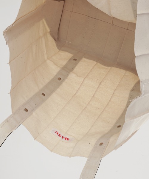 MASU（エムエーエスユー）の「PLEATED TOTE BAG（トートバッグ・メンズ・チャコールグレー/クリーム・ONE SIZE）」の9枚目の写真