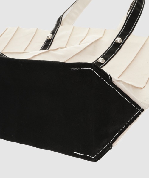 MASU（エムエーエスユー）の「PLEATED TOTE BAG（トートバッグ・メンズ・チャコールグレー/クリーム・ONE SIZE）」の10枚目の写真