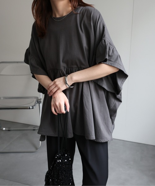 ap retro(アプレトロ)の「ペプラムフリルTee / フレンチスリーブフリルプルオーバー《動画あり》(Tシャツ/カットソー・レディース・チャコール/レッド/アイボリー/ブラック/グリーン/ホワイト・FREE)」の4枚目の写真