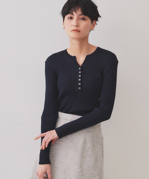 OPAQUE.CLIP（オペークドットクリップ）の「ヘンリーネックリブニット【洗濯機洗い可】（ニット/セーター・レディース・スモーキーグリーン系/ネイビー/ホワイト・38/40/42）」の3枚目の写真