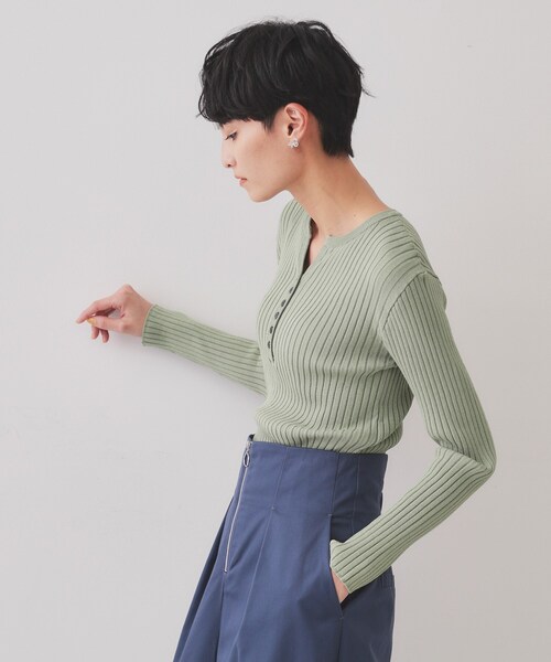 OPAQUE.CLIP（オペークドットクリップ）の「ヘンリーネックリブニット【洗濯機洗い可】（ニット/セーター・レディース・スモーキーグリーン系/ネイビー/ホワイト・38/40/42）」の17枚目の写真