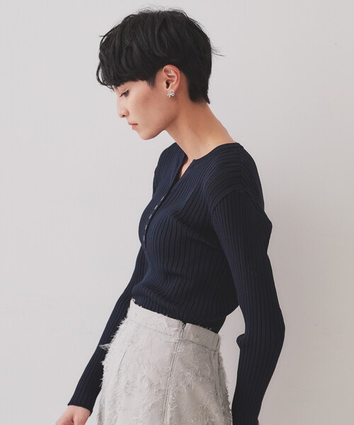 OPAQUE.CLIP（オペークドットクリップ）の「ヘンリーネックリブニット【洗濯機洗い可】（ニット/セーター・レディース・スモーキーグリーン系/ネイビー/ホワイト・38/40/42）」の13枚目の写真