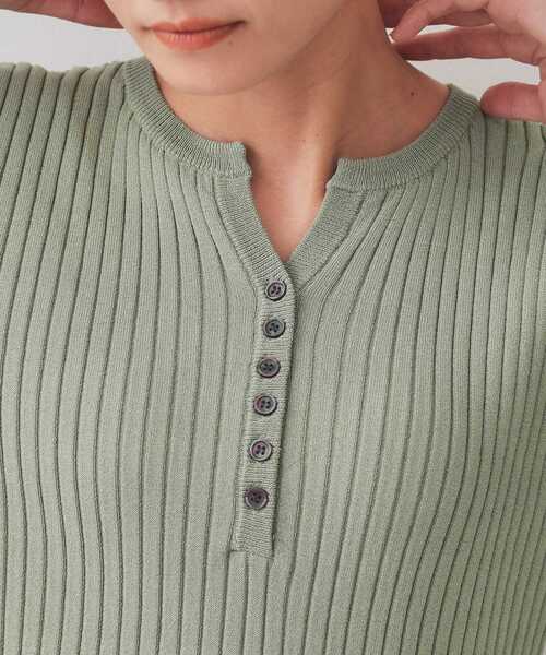 OPAQUE.CLIP（オペークドットクリップ）の「ヘンリーネックリブニット【洗濯機洗い可】（ニット/セーター・レディース・スモーキーグリーン系/ネイビー/ホワイト・38/40/42）」の6枚目の写真