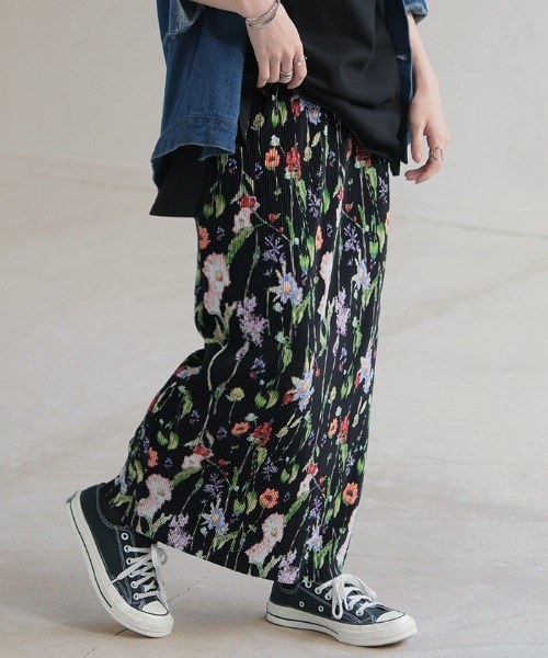 HUG.U(ハグユー)の「花柄プリーツスカート(スカート・レディース・ブラック/ホワイト・FREE)」の1枚目の写真