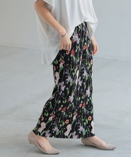 HUG.U(ハグユー)の「花柄プリーツスカート(スカート・レディース・ブラック/ホワイト・FREE)」の5枚目の写真