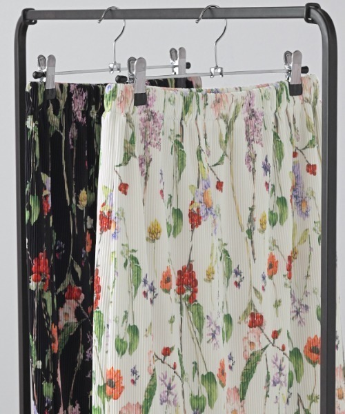 HUG.U(ハグユー)の「花柄プリーツスカート(スカート・レディース・ブラック/ホワイト・FREE)」の6枚目の写真