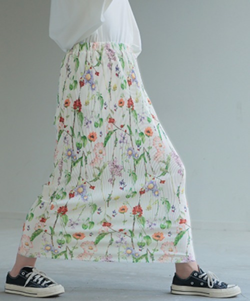 HUG.U(ハグユー)の「花柄プリーツスカート(スカート・レディース・ブラック/ホワイト・FREE)」の8枚目の写真