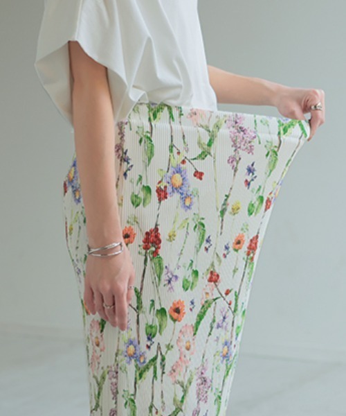 HUG.U(ハグユー)の「花柄プリーツスカート(スカート・レディース・ブラック/ホワイト・FREE)」の9枚目の写真