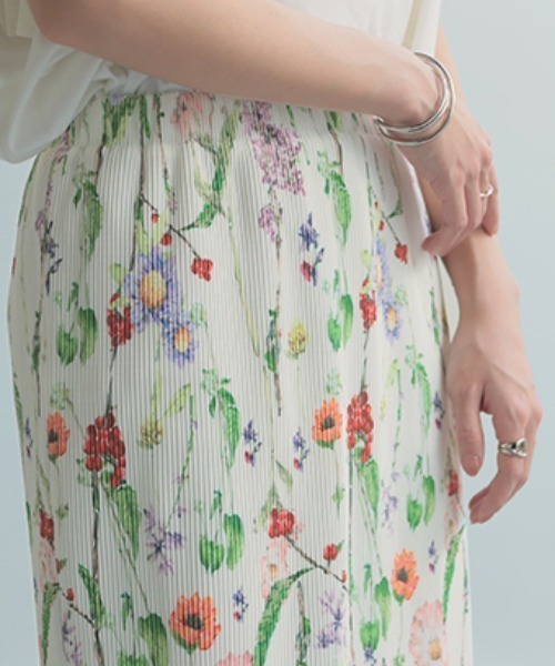 HUG.U(ハグユー)の「花柄プリーツスカート(スカート・レディース・ブラック/ホワイト・FREE)」の10枚目の写真