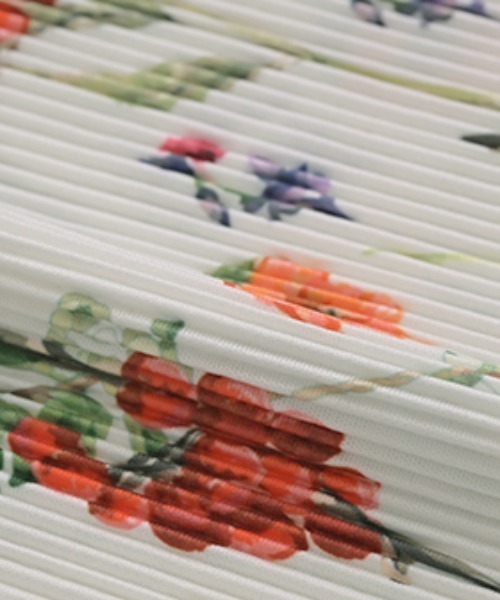 HUG.U(ハグユー)の「花柄プリーツスカート(スカート・レディース・ブラック/ホワイト・FREE)」の3枚目の写真