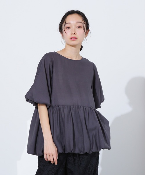 N.(N. Natural Beauty Basic)(エヌエヌナチュラルビューティーベーシック)の「シアーペプラムブラウス(シャツ/ブラウス・レディース・チャコールグレー/ライトグリーン/ベージュ・MEDIUM)」の2枚目の写真
