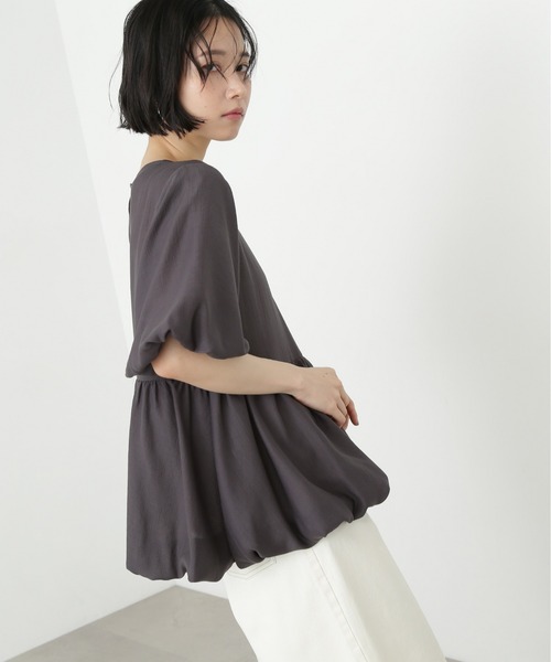 N.(N. Natural Beauty Basic)(エヌエヌナチュラルビューティーベーシック)の「シアーペプラムブラウス(シャツ/ブラウス・レディース・チャコールグレー/ライトグリーン/ベージュ・MEDIUM)」の6枚目の写真