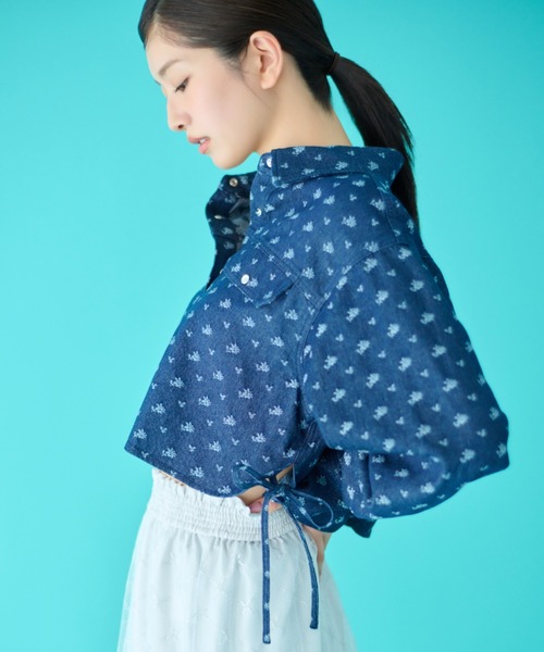 JILL by JILL STUART（ジルバイジルスチュアート）の「◇サイドリボンショート丈シャツ（シャツ/ブラウス・レディース・ブルー/インディゴブルー/ホワイト・FREE）」の2枚目の写真