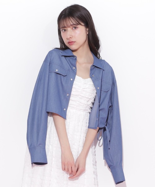 JILL by JILL STUART（ジルバイジルスチュアート）の「◇サイドリボンショート丈シャツ（シャツ/ブラウス・レディース・ブルー/インディゴブルー/ホワイト・FREE）」の3枚目の写真