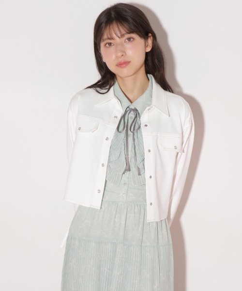JILL by JILL STUART（ジルバイジルスチュアート）の「◇サイドリボンショート丈シャツ（シャツ/ブラウス・レディース・ブルー/インディゴブルー/ホワイト・FREE）」の4枚目の写真