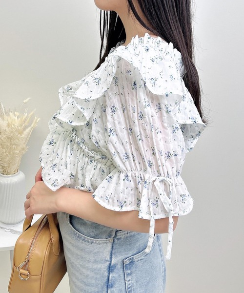 INGNI（イング）の「クロスフリルオフショル花柄ブラウス（シャツ/ブラウス・レディース・ブラック×ブルー/ホワイト×ブルー・M）」の3枚目の写真