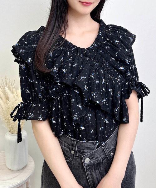 D＆G 花柄フリル袖ブラウス 半袖 黒 ボウタイ クロスフリルオフショル花柄ブラウス（シャツ/ブラウス）｜INGNI