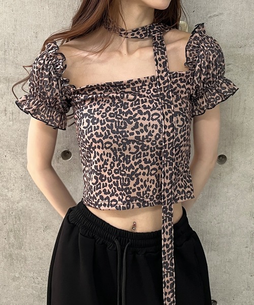 GLAMOROUS JANE(グラマラスジェーン)の「ストール付レオパード柄クロップド丈トップス(Tシャツ/カットソー・レディース・ブラウン・FREE)」の1枚目の写真