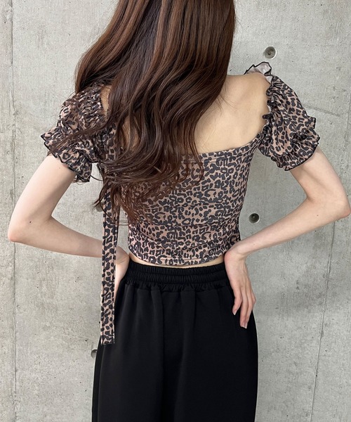 GLAMOROUS JANE(グラマラスジェーン)の「ストール付レオパード柄クロップド丈トップス(Tシャツ/カットソー・レディース・ブラウン・FREE)」の2枚目の写真