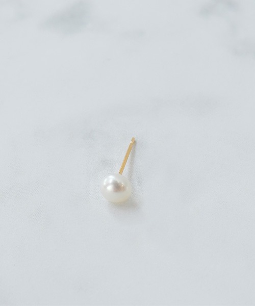 Phoebe（フィービィー）の「【K10】フォルムパールピアス(片耳)/淡水パール（ピアス（片耳用）・レディース・ホワイト・FREE）」の2枚目の写真