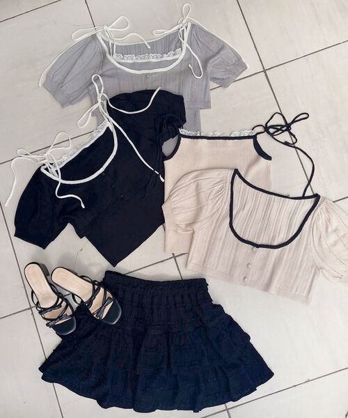 MAJESTIC LEGON（マジェスティックレゴン）の「キャミ＆バイカラークロップドカーデ（カーディガン/ボレロ・レディース・ブラック/グレー/アイボリー・MEDIUM）」の2枚目の写真