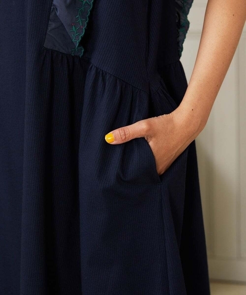 Jocomomola（ホコモモラ）の「Hiedra 刺繍フリル付きノースリーブワンピース（ワンピース・レディース・サンドベージュ/ネイビー・40）」の8枚目の写真