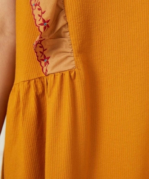 Jocomomola（ホコモモラ）の「Hiedra 刺繍フリル付きノースリーブワンピース（ワンピース・レディース・サンドベージュ/ネイビー・40）」の14枚目の写真