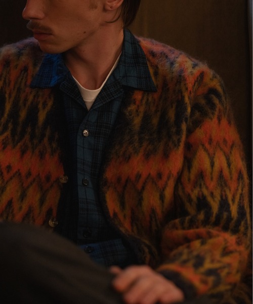 BEAMS PLUS（ビームスプラス）の「ダブル ジャカード シェブロン パターン カーディガン（カーディガン/ボレロ・メンズ・ネイビー/レッド・XL/L/M/S）」の2枚目の写真