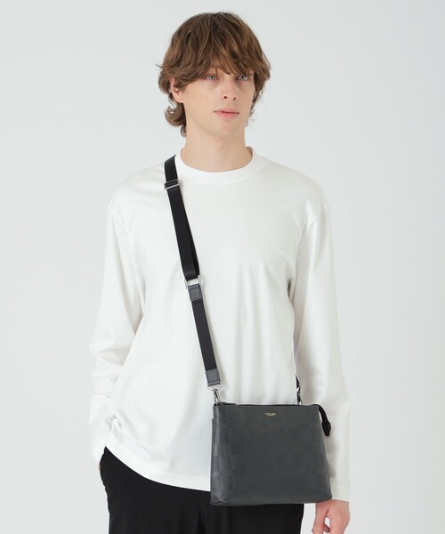 BLACK LABEL CRESTBRIDGE(ブラックレーベル・クレストブリッジ)の「エンボスチェックスクウェアサコッシュ(ショルダーバッグ・メンズ・ブラック/チャコールグレー・FREE)」の3枚目の写真