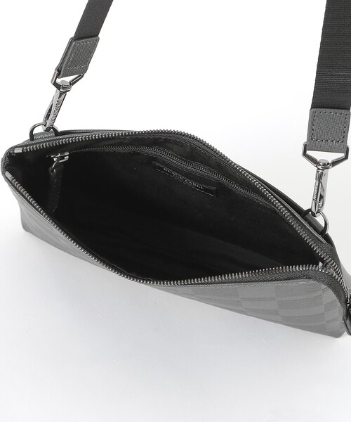 BLACK LABEL CRESTBRIDGE(ブラックレーベル・クレストブリッジ)の「エンボスチェックスクウェアサコッシュ(ショルダーバッグ・メンズ・ブラック/チャコールグレー・FREE)」の7枚目の写真