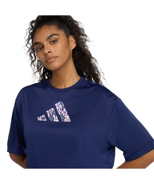 adidas(アディダス)の「アディダス adidas ソフト サイド グラフィックTシャツ(Tシャツ/カットソー・レディース・ライラック/ホワイト/ダークブルー・M/L)」の1枚目の写真