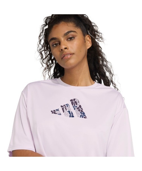 adidas(アディダス)の「アディダス adidas ソフト サイド グラフィックTシャツ(Tシャツ/カットソー・レディース・ライラック/ホワイト/ダークブルー・M/L)」の3枚目の写真