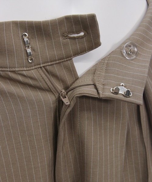 CLEAR BASIC（クリアベーシック）の「【低身長用サイズ有】タックデザインワイドパンツ[オフィスカジュアル 着回し抜群 大人]≪AW新作≫（その他パンツ・レディース・ベージュ系その他/ブラック/グレー・PF/F）」の8枚目の写真