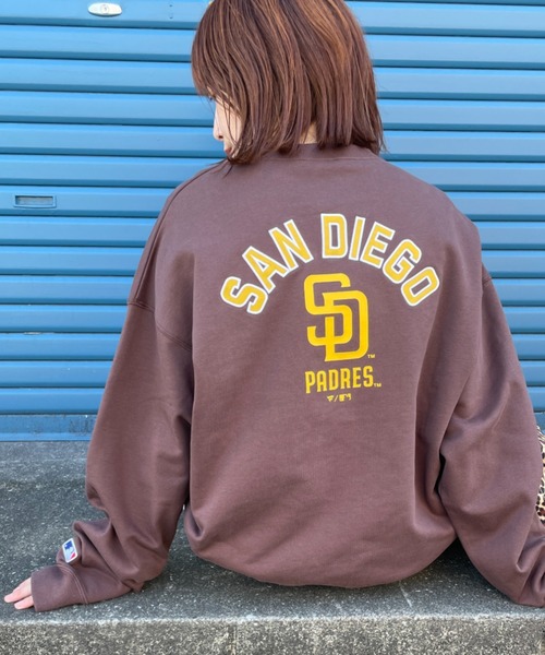 MLB（メジャーリーグベースボール）の「[FANATICS/ファナティクス] 別注 MLBロゴ バックプリントスウェット（スウェット・レディース・ブラック/ブラウン/ネイビー・S/M/L/XL/XXL）」の3枚目の写真