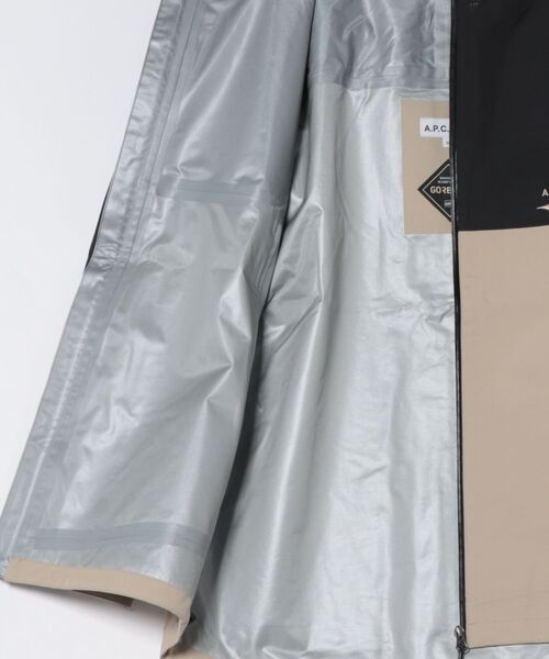 A.P.C.（アーペーセー）の「VESTE EN COQUILLE/ MIZUNOコラボ/GORE-TEX 3L（その他アウター・メンズ・ベージュ系その他/ブラック系その他/ブラック・S/M/L/XL/XS）」の4枚目の写真