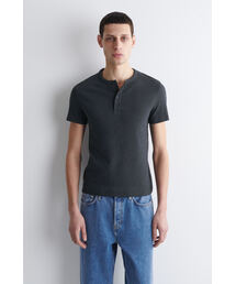 COS（コス）の「スリムフィット リブ編み ヘンリーTシャツ（Tシャツ/カットソー）」