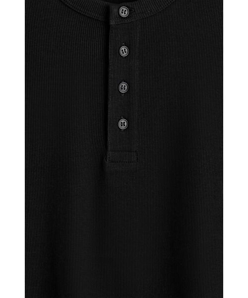 COS(コス)の「スリムフィット リブ編み ヘンリーTシャツ(Tシャツ/カットソー・メンズ・ブラック/ベージュ/ネイビー・XS/S/XL/L/M)」の4枚目の写真