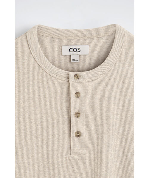 COS(コス)の「スリムフィット リブ編み ヘンリーTシャツ(Tシャツ/カットソー・メンズ・ブラック/ベージュ/ネイビー・XS/S/XL/L/M)」の21枚目の写真