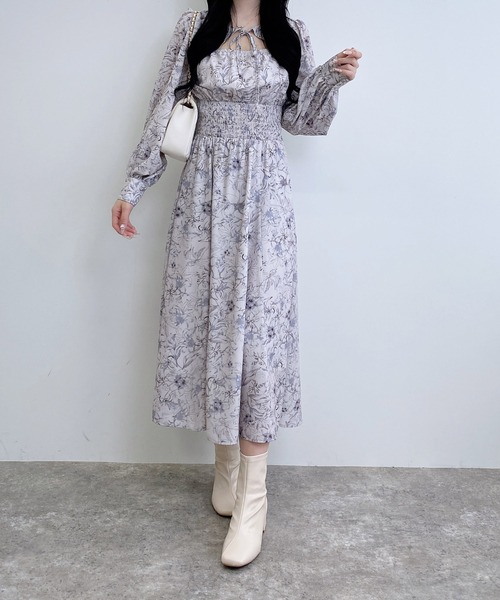 INGNI（イング）の「【WEB限定】デコルテオープン花柄ワンピース（ワンピース・レディース・ピンク/グレー/アイボリー・M）」の5枚目の写真