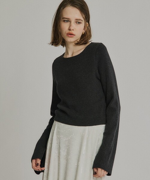 PUBLIC TOKYO(パブリックトウキョウ)の「コットンカシミヤスリットスリーブニット(ニット/セーター・レディース・ダークグレー/ホワイト/ブルー・FREE)」の2枚目の写真