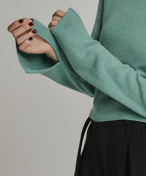 PUBLIC TOKYO(パブリックトウキョウ)の「コットンカシミヤスリットスリーブニット(ニット/セーター・レディース・ダークグレー/ホワイト/ブルー・FREE)」の7枚目の写真